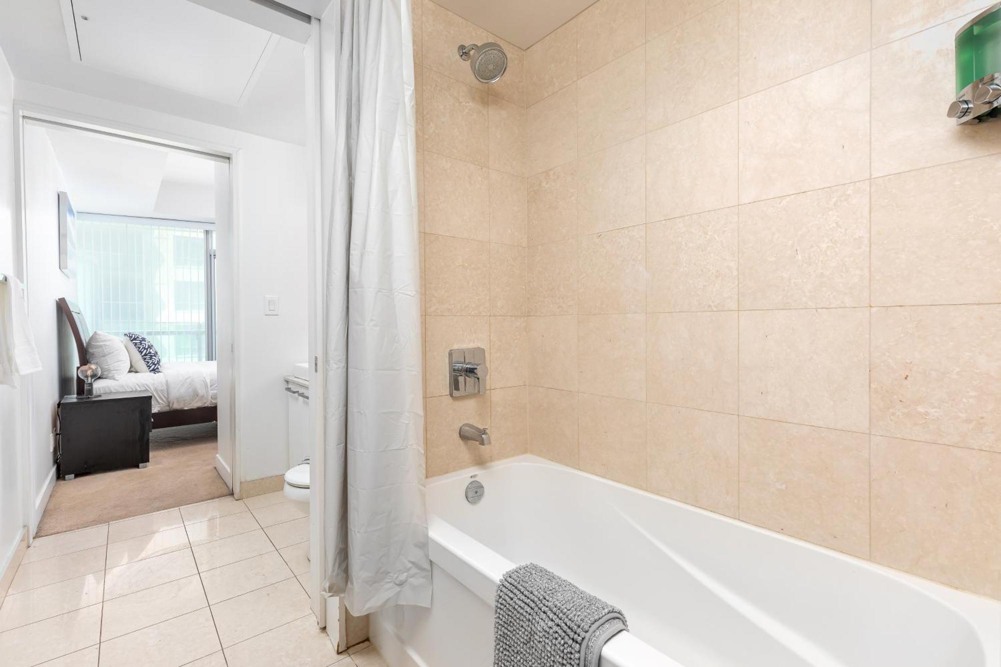 Downtown Toronto Condo Near Cn Tower, Scotiabank Arena, Rogers Centre, Union Station ภายนอก รูปภาพ